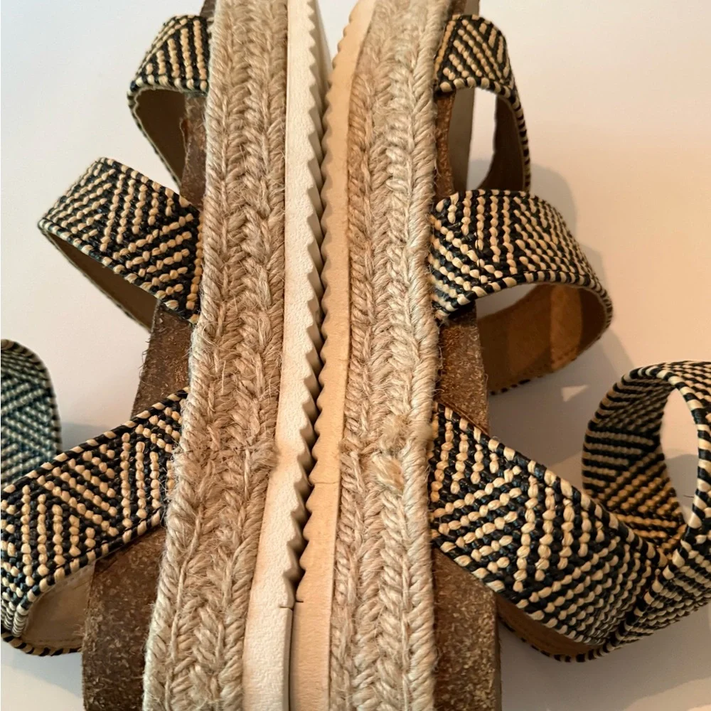 Cushionaire Woven Black and Tan Strap Platform Sandals Women’s New 8.5